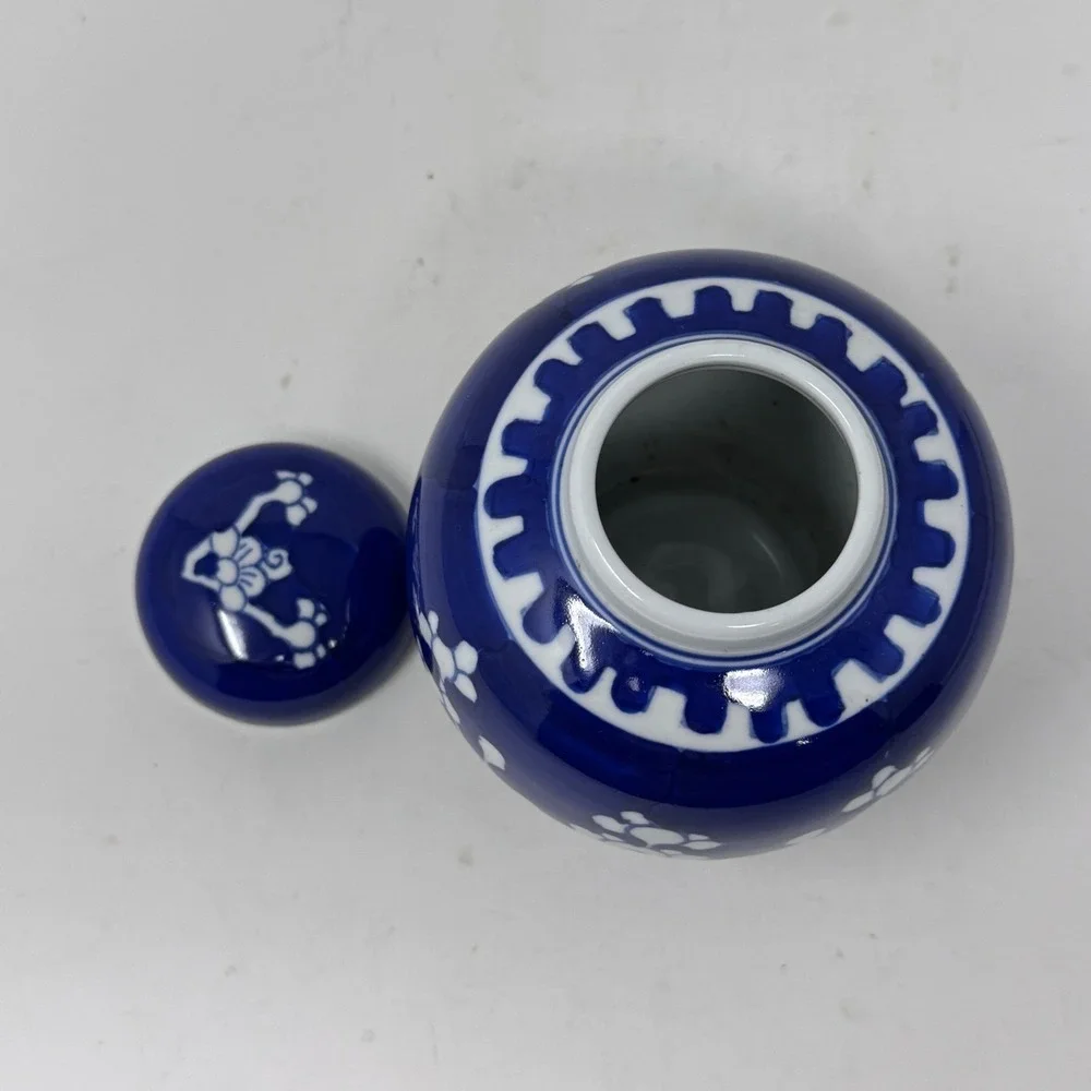 Small Vintage Blue & White Porcelain Chinoiserie Ginger Jar with Lid